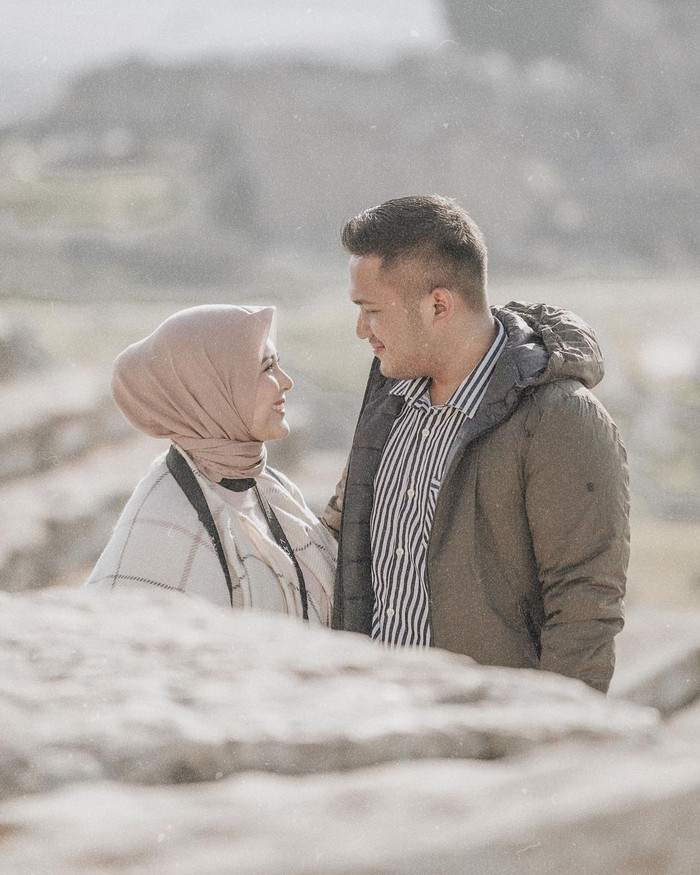 Artis berdarah Belanda-Indonesia ini dan sang suami, diketahui sedang menikmati liburan di Turki. Keduanya nampak serasi dan memancarkan kebahagiaan pada momen honeymoon tersebut. Hal ini tampak dari foto-foto yang diunggah di akun Instagramnya. (Foto: Instagram.com/kesharatuliu05)