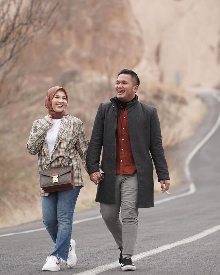 Pengantin baru ini juga kerap membagikan momen mesra dan romantis mereka melalui akun Instagram masing-masing. Bak dunia milik berdua, Kesha terlihat selalu menggandeng tangan sang suami. (Foto: Instagram.com/kesharatuliu05)