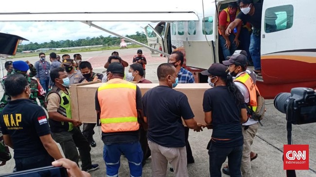KKB sempat mengepung rumah Oktovianus Rayo sebelum guru kontrak yang sudah 10 tahun mengajar di SD Klemabeth, Beoga, Papua itu ditembak Kamis (8/4).