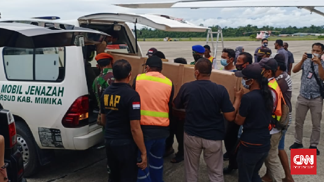 Aparat gabungan TNI-Polri kini tengah memburu KKB yang diduga menembak dua guru di Distrik Beoga, Kabupaten Puncak, Papua, hingga tewas.