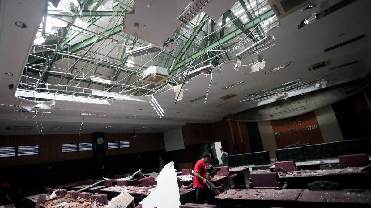 FOTO: Puing-puing Sisa Gempa Malang M 6,1