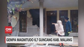 VIDEO: Satu Korban Gempa Tewas Tertimpa Batu