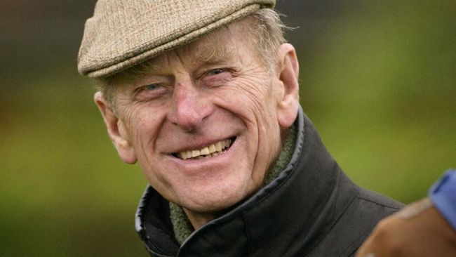 Pangeran Philip disebut tak senang dengan serial The Crown. Ia bahkan disebut ingin menggugat kreator serial tersebut.