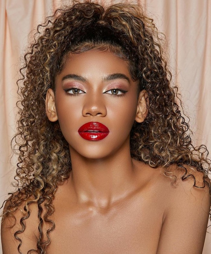 Meskipun baru berusia 17 tahun, Zsazsa Utari memiliki selera makeup yang menarik untuk ditiru lho, Ladies. Seperti potret satu ini, Zsazsa Utari tampak stunning dengan bold makeup. (Foto: Zsazsa Utari/instagram.com/zsazsautari)
