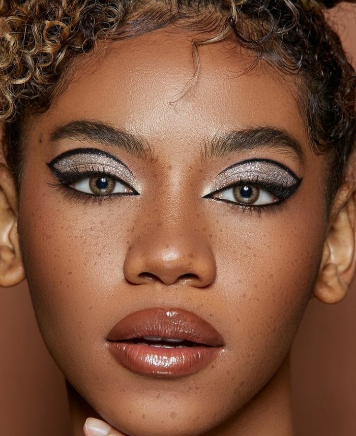 Zsazsa Utari juga menggunakan nude lipstick dengan glossy finish yang cantik. Selain itu, area matanya juga terlihat on point dengan winged liner yang sedikit panjang dan ditarik di lipatan kelopak matanya. (Foto: Zsazsa Utari/instagram.com/zsazsautari)