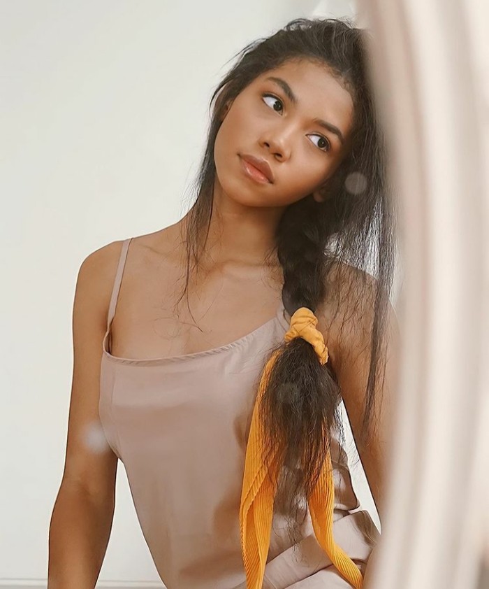 Zsazsa Utari juga kerap mengganti gaya rambutnya, seperti kepang fish tail. Yup, hair styles satu ini membuat dirinya terlihat feminin dengan balutan nude dress. (Foto: Zsazsa Utari/instagram.com/zsazsautari)