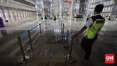 FOTO: Persiapan Salat Tarawih Pertama di Masjid Istiqlal Masjid Isitiqlal kembali menggelar ibadah berjamaah, termasuk salat tarawih selama bulan Ramadan. Jumlah jemaah akan dibatasi hanya sekitar 2.000 orang.