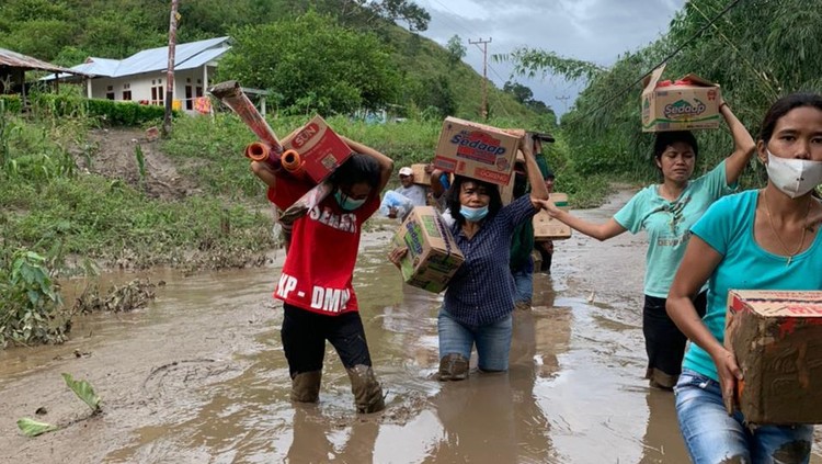 Potret istri Bupati Sumba Timur Merliaty Praing Simanjuntak (Kemeja Biru) memberikan bantuan ke Desa Kiritana kecamatan Kambera (dok. istimewa)