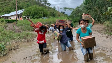 TERJANG JALAN BERLUMPUR, MERLIATY SERING TERJUN KE LAPANGAN