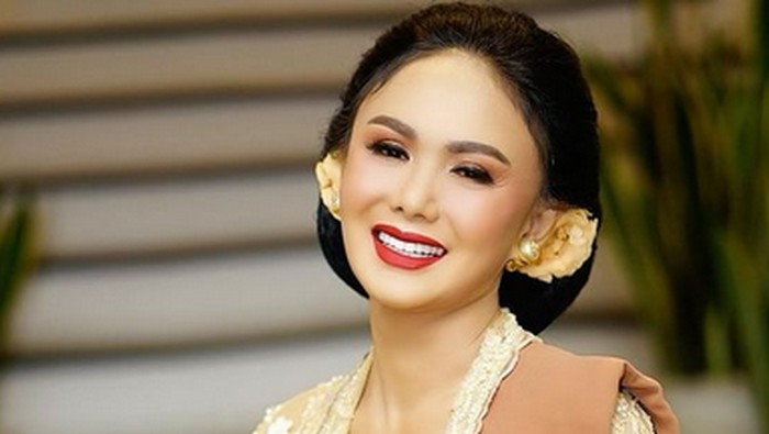 Potret Yuni Shara dengan Kebaya Modern, Definisi Kartini Masa Kini