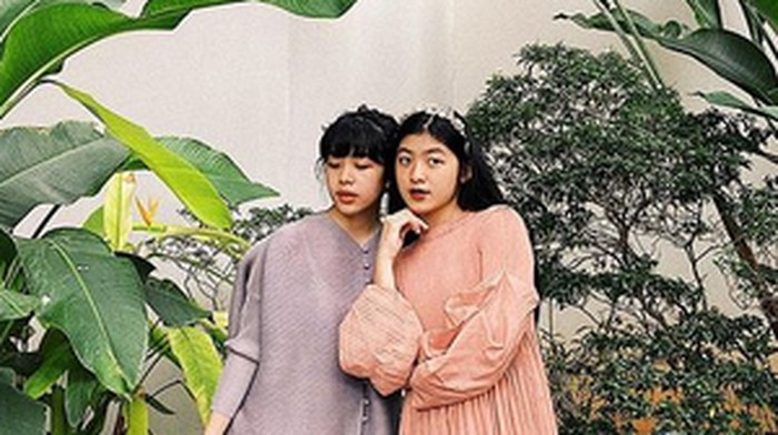 Tampil Kompak Bareng Sahabat dengan Inspirasi Mix-and-Match Dress ala The Widira's Sisters