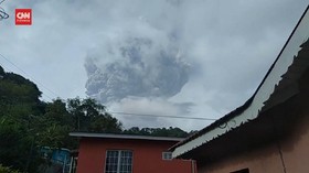 VIDEO: Detik-detik Gunung Berapi di Kepulauan Karibia Meletus