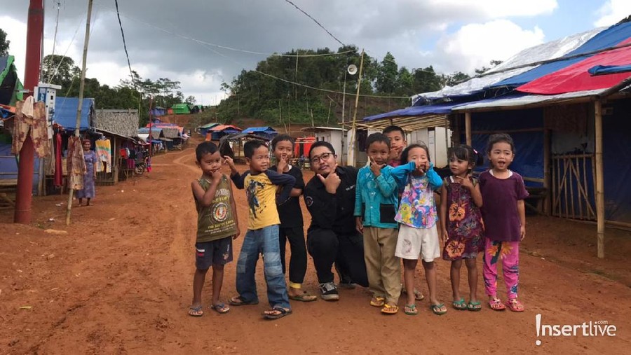 Tim In-Depth (Egy Atmaja) bersama sejumlah anak desa Cigobang di pengungsian