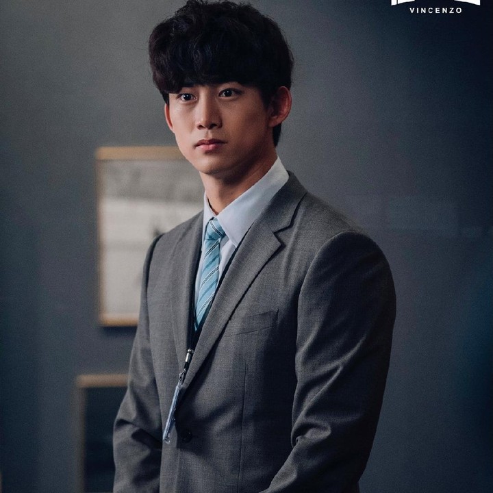 <p>Ok Taecyeon memerankan Jang Jun Woo dalam drama Korea <em>Vincenzo</em> yang bertopeng pengacara lugu padahal ia merupakan ketua Grup Babel dan sosok kejam yang tega membunuh ayahnya. (Foto: tvN)</p>