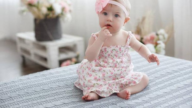 Berikut ini adalah nama bayi perempuan cantik dari huruf vokal yang bisa menjadi pilihan Bunda. Ada nama Adelaide hingga Orchid. Cek langsung daftarnya yuk.