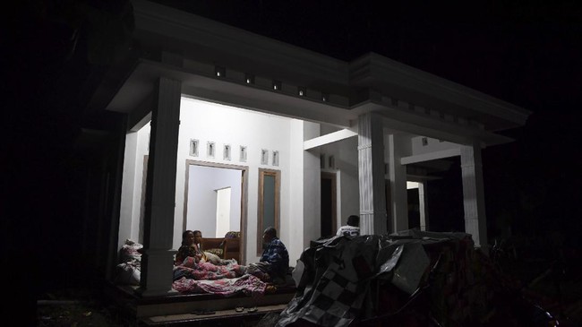 Data terkini di Polres Lumajang ada sebanyak 1.325 unit rumah rusak berat akibat gempa di wilayah tersebut pada akhir pekan lalu.