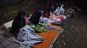 FOTO: Cemas Gempa Susulan, Warga Malang Tidur di Luar Rumah
