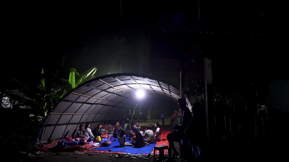 FOTO: Cemas Gempa Susulan, Warga Malang Tidur di Luar Rumah