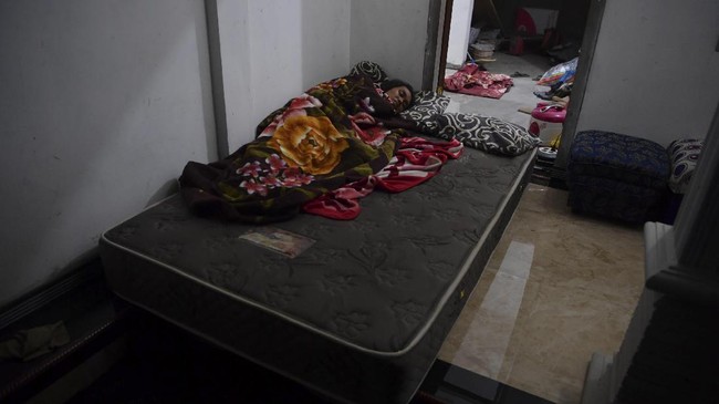 FOTO: Cemas Gempa Susulan, Warga Malang Tidur di Luar Rumah