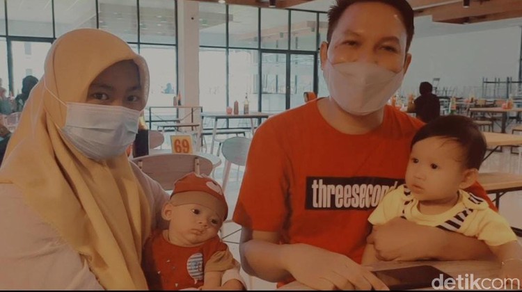Bayi di Brebes yang memiliki nama unik, yakni Dinas Komunikasi Informatika Statistik (baju merah). Bayi di Brebes yang memiliki nama unik, yakni Dinas Komunikasi Informatika Statistik (baju merah).