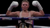 FOTO: Ebanie Bridges Babak Belur di Duel Perebutan Sabuk WBA Shannon Courtenay menjadi juara dunia tinju kelas bantam putri versi WBA usai mengalahkan Ebanie Bridges di Copper Box Arena, Inggris, Minggu (11/4).