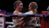 FOTO: Ebanie Bridges Babak Belur di Duel Perebutan Sabuk WBA Shannon Courtenay menjadi juara dunia tinju kelas bantam putri versi WBA usai mengalahkan Ebanie Bridges di Copper Box Arena, Inggris, Minggu (11/4).