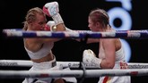 FOTO: Ebanie Bridges Babak Belur di Duel Perebutan Sabuk WBA Shannon Courtenay menjadi juara dunia tinju kelas bantam putri versi WBA usai mengalahkan Ebanie Bridges di Copper Box Arena, Inggris, Minggu (11/4).