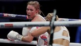 FOTO: Ebanie Bridges Babak Belur di Duel Perebutan Sabuk WBA Shannon Courtenay menjadi juara dunia tinju kelas bantam putri versi WBA usai mengalahkan Ebanie Bridges di Copper Box Arena, Inggris, Minggu (11/4).