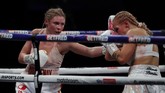 FOTO: Ebanie Bridges Babak Belur di Duel Perebutan Sabuk WBA Shannon Courtenay menjadi juara dunia tinju kelas bantam putri versi WBA usai mengalahkan Ebanie Bridges di Copper Box Arena, Inggris, Minggu (11/4).