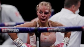 FOTO: Ebanie Bridges Babak Belur di Duel Perebutan Sabuk WBA