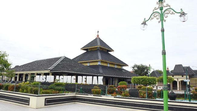 Kisah Masjid Agung Demak, yang arsitekturnya merupakan harmonisasi Hindu-Islam, selalu menarik untuk dipahami.