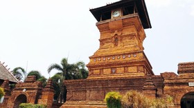 Gerbang Kalacakra Masjid Menara Kudus Peruntuh Jabatan Sang Pemimpin