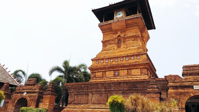 Menurut kepercayaan masyarakat sekitar, Masjid Menara Kudus memiliki gerbang dengan mitos kekuatan yang mampu meruntuhkan kekuasaan pejabat.