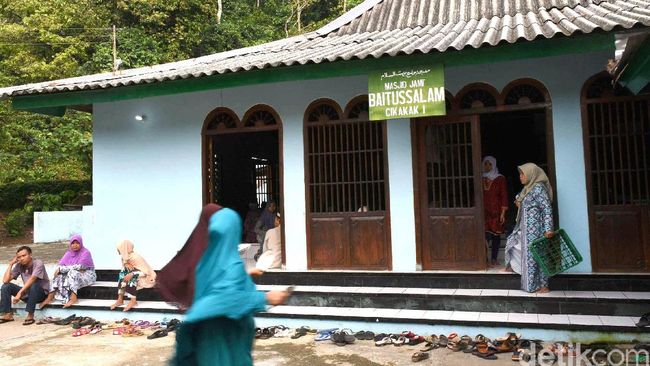 Dibangun sekitar tahun 1288 Masehi, Masjid Saka Tunggal menyandang status sebagai salah satu masjid tertua di Indonesia.