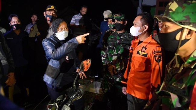 Mensos Tri Rismaharini meminta Bupati Lumajang Thoriqul Haq untuk memprioritaskan evakuasi warga korban gempa Malang terutama yang bermukim di bawah tebing.