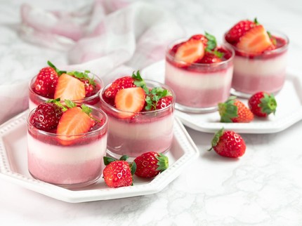 Menu Buka Puasa: Resep Kudapan Manis Layered Strawberry Pudding