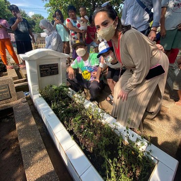 Raffi Ahmad Ziarah, Makam Sang Ayah Jadi Sorotan Netizen