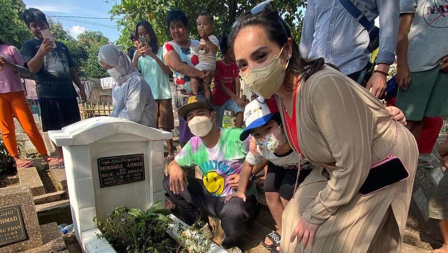 Raffi Ahmad saat ziarah ke makam ayah bersama Nagita dan Rafathar