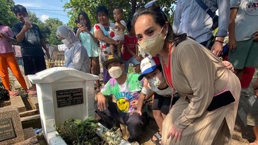 img-title Raffi Ahmad Ziarah, Makam Sang Ayah Jadi Sorotan Netizen