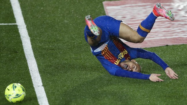 Pelatih Barcelona Ronald Koeman marah dengan keputusan wasit Jesus Gil Manzano yang tak memberikan penalti saat lawan Real Madrid.