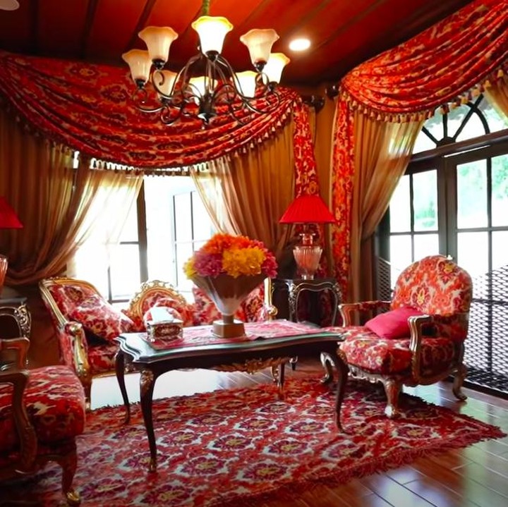 <p>Di dalam rumah, ada sebuah ruangan yang berbeda nih. Ruangan keluarga ini disebut 'red area' karena didominasi warna merah, dengan aksen mewah dan alegan. (Foto: YouTube Boy William)</p>
