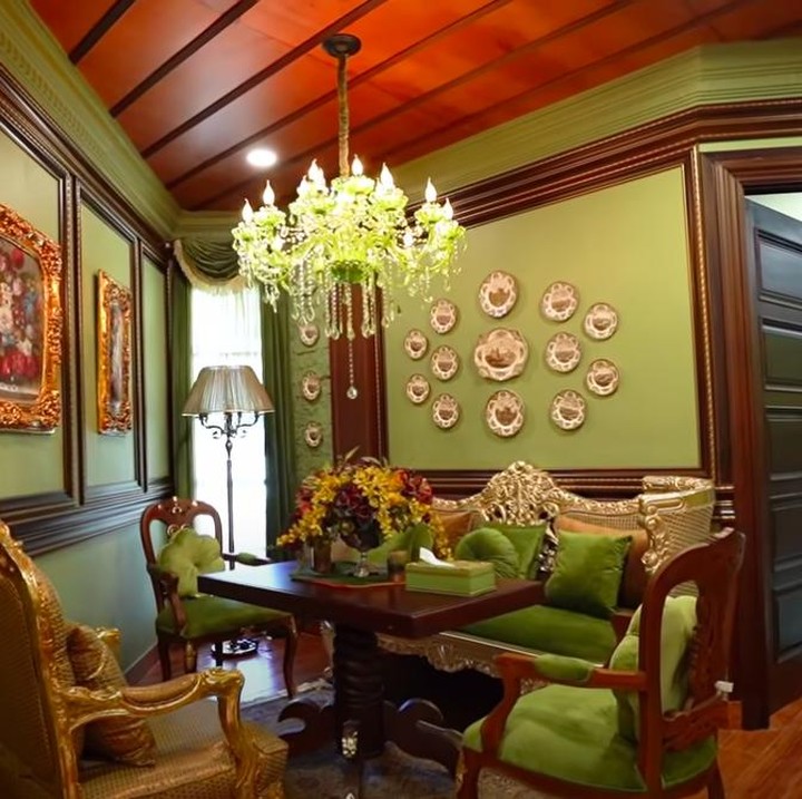 <p>Tak cuma berwarna hijau, beberapa furnitur, lantai, atap rumah Tasya Farasya juga menggunakan warna emas dan kecoklatan. (Foto: YouTube Boy William)</p>