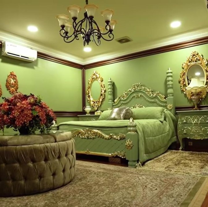 <p>Seperti namanya, mayoritas isi rumah Tasya Farasya ini berwarna hijau. Salah satunya adalah kamar tidur ini. (Foto: YouTube Boy William)</p>
