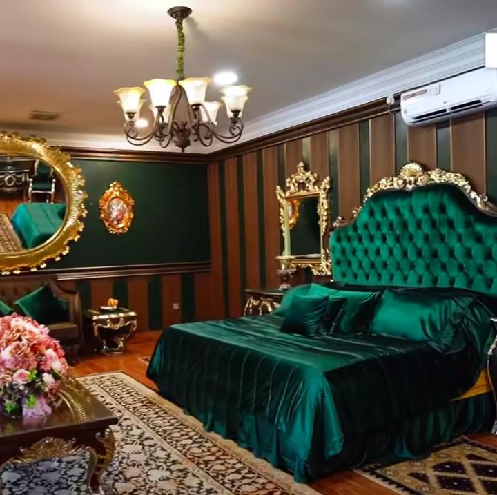 <p>Kamar utama yang didominasi nuansa hijau dan coklat ini terlihat indah dengan hiasan kaca besar di salah satu sudutnya. Megah ya, Bun? (Foto: YouTube Boy William)</p>