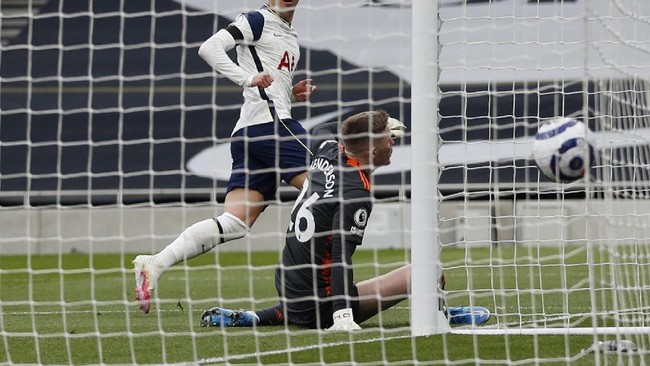 Legenda Manchester United Roy Keane mengecam aksi penyerang Tottenham Hotspur Son Heung-min dalam pertandingan Liga Inggris, Minggu (11/4) malam.