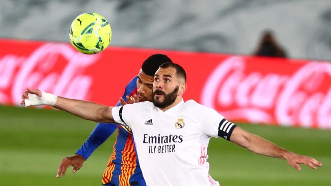 Real Madrid sukses mengalahkan Barcelona dengan skor 2-1 dalam pertandingan El Clasico edisi ke-182 pada lanjutan Liga Spanyol, Minggu (11/4) dini hari WIB.