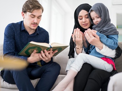 5 Cara Mengajarkan Si Kecil Tentang Arti Ramadan dan Kewajiban Berpuasa