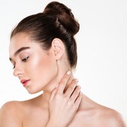 3 Tips untuk Merawat Kulit Leher Lebih Mulus dan Cerah