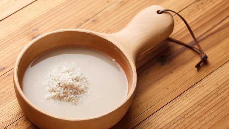 air tajin Wash rice in wooden bowl