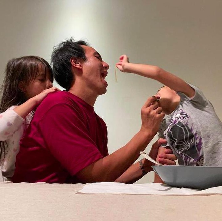 <p>Mila sendiri memiliki adik laki-laki bernama Noam. Sama-sama jarang tersorot, namun pada awal April lalu, Viola mengunggah foto anak laki-lakinya itu bertepatan dengan ulang tahunnya yang kelima. (Foto: Instagram @vjdaniel)</p>